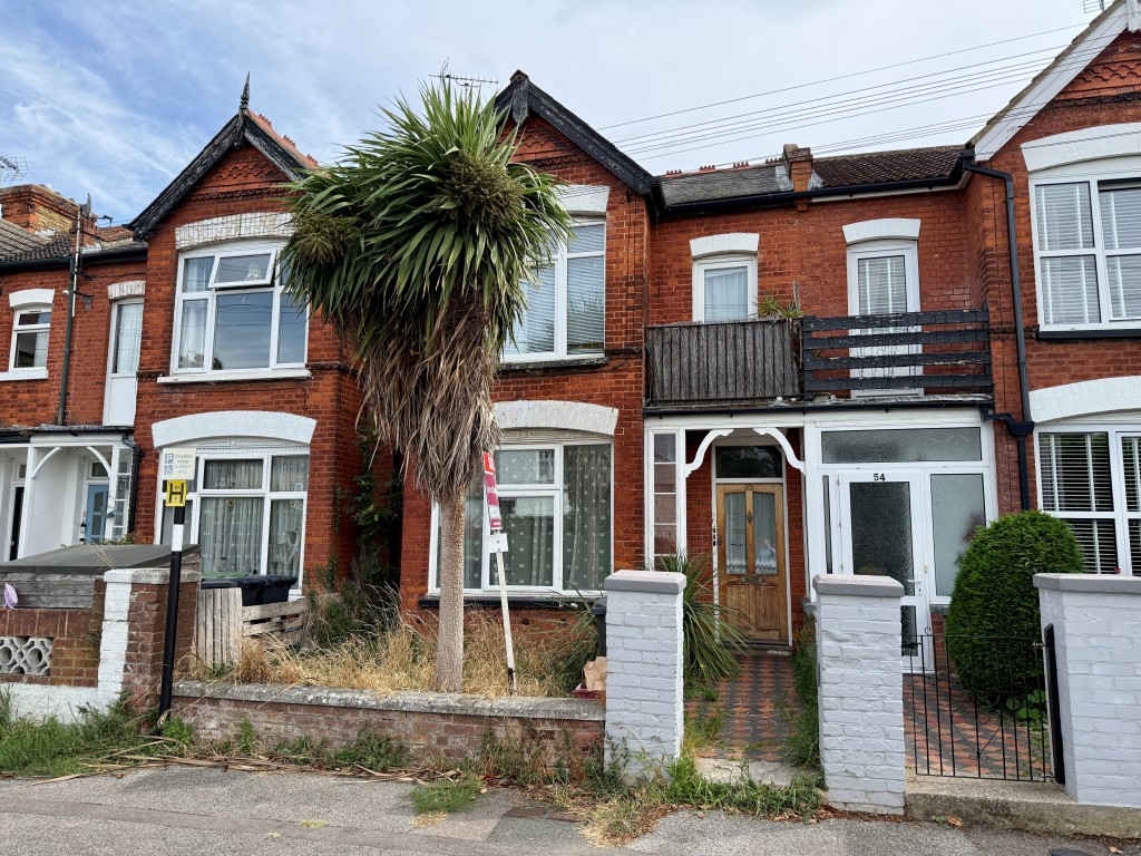 Lot: 112 - TWO-BEDROOM GROUND FLOOR FLAT WITH GARDEN - Front of property